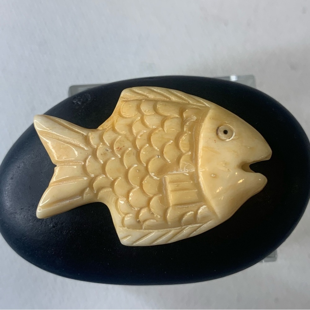 Natural Bone Carved Fish Fetish Bead Drilled Swimming Tropical Fish 1.5" Vintage - Picture 2 of 9
